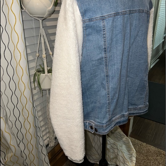 NWOT Maurice’s Denim and White Soft Teddy Sleeves Denim Jacket. Size 1x 🤍 - Picture 5 of 10